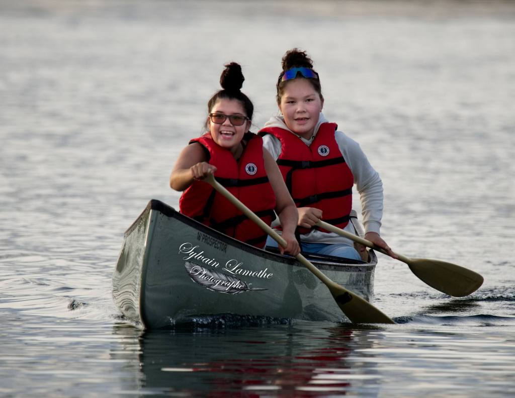 Kouka (Laurence) et Maeli lors d'une compétition de canots pendant le festival du caribou 2023